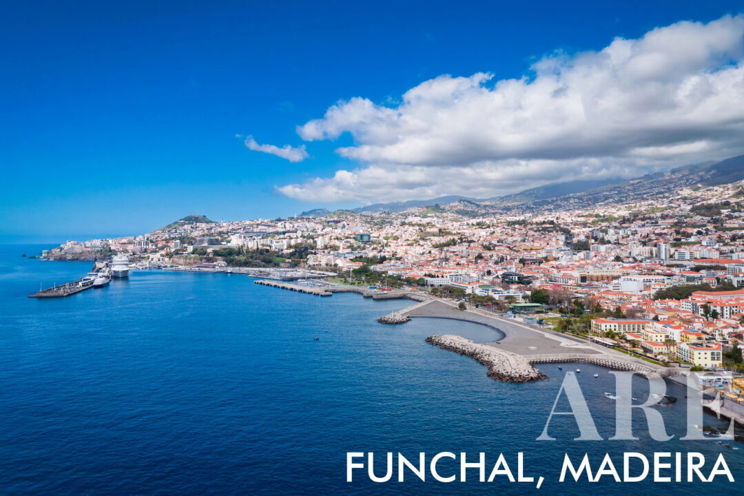 Vista aérea de Funchal, capital de Madeira, presentando el paseo marítimo, el puerto deportivo, el cais de cruzeiro y el centro de la ciudad. A ilha tem aproximadamente 250 mil habitantes, dos quais cerca de 110 mil vivem no Funchal.