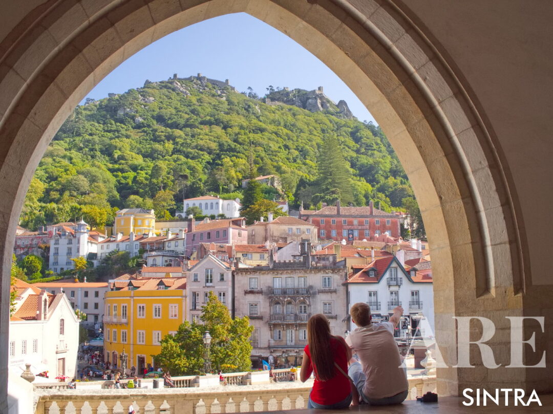 Sintra es un municipio y ciudad portugueses conocidos por sus palacios históricos, su arquitectura romántica y su estatus de Patrimonio Mundial de la UNESCO.