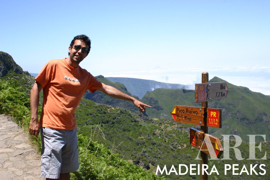 Roger Tavares, un local de la isla de Madeira, durante sus caminatas en PR 1.2 Vereda do Pico Ruivo, uno de los senderos de senderismo más populares en Madeira. Este sendero lo lleva a Pico Ruivo, que es el pico más alto de la isla con 1862 metros de altura. A los excursionistas les encanta este sendero por las increíbles vistas y los diferentes tipos de paisajes que se pueden ver en el camino.