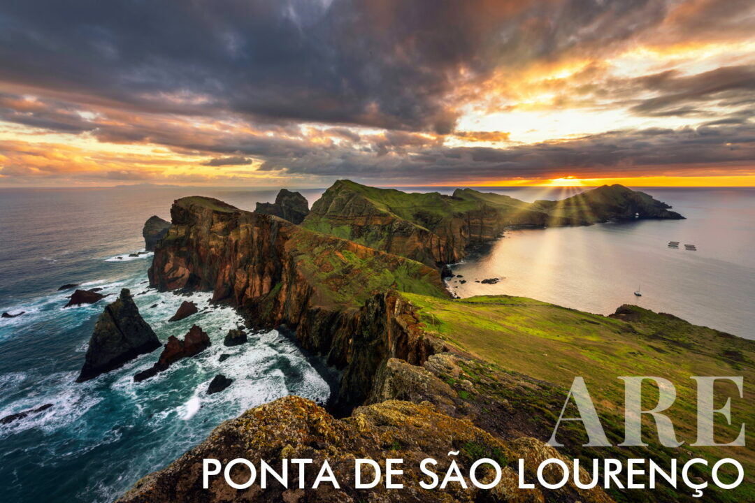 <strong>Vereda da Ponta de São Lourenço</strong> es un sendero de 3 km (6 km ida y vuelta) ubicado en el extremo oriental de la isla de Madeira. Tarda aproximadamente 2:30 horas en caminar y es de dificultad moderada. El sendero ofrece vistas panorámicas de los lados norte y sur de la isla y sigue un camino ondulante en una península volcánica compuesta principalmente de basalto, con algo de piedra caliza. Al final, hay dos islotes: Desembarcadouro y Farol. El <strong>área tiene un clima semiárido, poca vegetación y sin árboles</strong>, lo que es diferente del resto de Madeira. Es una Reserva Natural Parcial, hogar de plantas raras, animales diversos, grandes colonias de gaviotas y aves marinas protegidas.