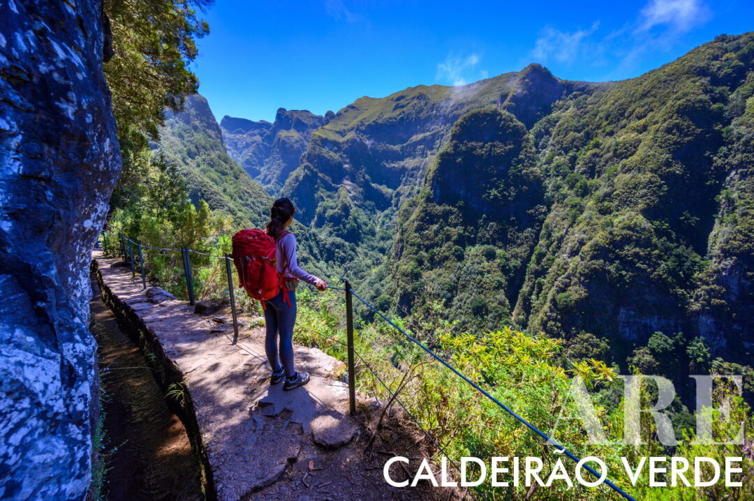 <strong>Levada do Caldeirão Verde</strong> es un sendero de senderismo popular en Madeira. Comienza en Casa de Abrigo das Queimadas, una casa tradicional con techo de paja en el Parque Forestal de Queimadas. El sendero ofrece vistas impresionantes del interior de la isla, bosques frondosos y paisajes dramáticos. Pasa por el bosque de laurisilva, un sitio de Patrimonio Mundial de la UNESCO rico en plantas y animales únicos. El camino <strong>sigue un canal de irrigación del siglo XVIII y pasa por cuatro túneles excavados en la roca, terminando en el hermoso lago Caldeirão Verde con una <strong>cascada que cae desde 100 metros de altura</strong>.