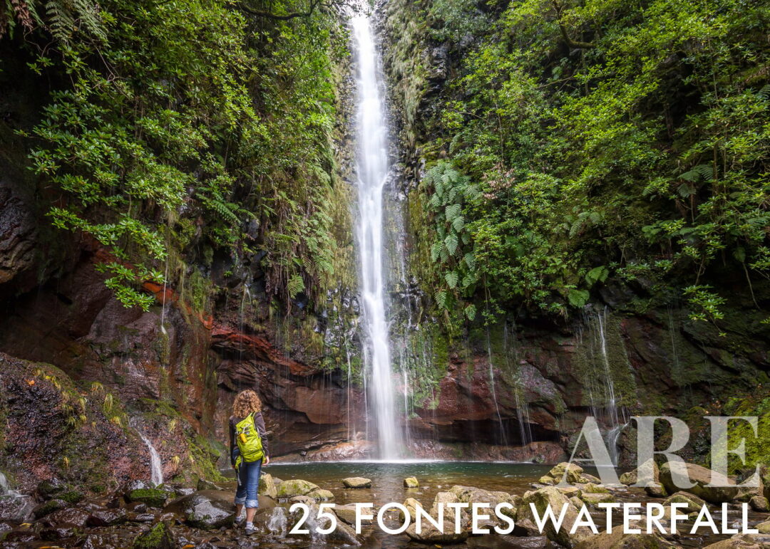 <strong>Levada do Risco</strong> es un sendero de 1,5 km (3 km ida y vuelta) ubicado <strong>cerca de Levada do Alecrim</strong>. Comparte su punto de partida con la <strong>Levada das 25 Fontes</strong> (PR 6) en Rabaçal. Este sendero fácil tarda aproximadamente 2 horas en completarse y se mantiene alrededor de 1000 metros de altitud, ofreciendo vistas despejadas de la belleza natural de Madeira. El sendero está rodeado de una densa naturaleza verde. La principal atracción está al final, donde se llega al <strong>mirador de Risco</strong>, que cuenta con una <strong>impresionante cascada vertical</strong> que crea una raya blanca contra las rocas oscuras.