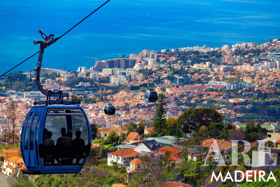 El teleférico de Funchal ofrece un viaje panorámico desde Funchal a Monte, ofreciendo vistas panorámicas de la ciudad, la costa y los exuberantes paisajes. El teleférico en sí merece la pena por las vistas. Es una forma popular de llegar a atracciones como Monte Palace Madeira, el Jardín Botánico de Madeira y los Carreiros do Monte Toboggans. (Se requiere boleto pagado)