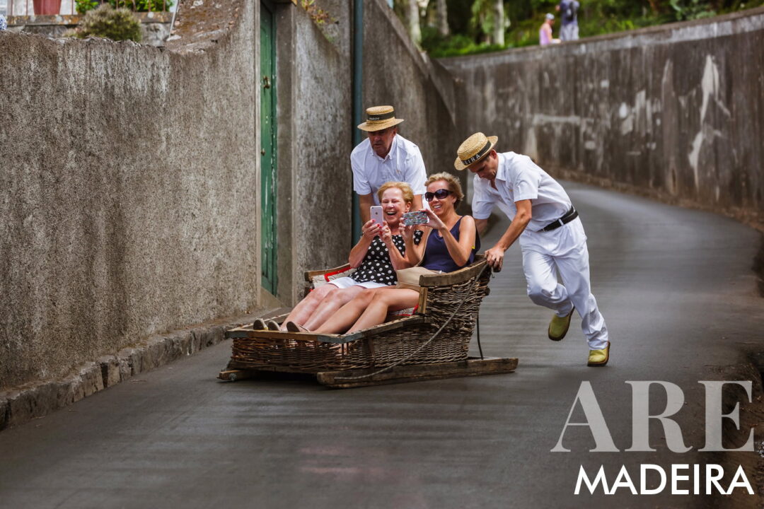 Los trineos Carreiros do Monte son una atracción que debes probar en la isla de Madeira. Este divertido paseo de 2 kilómetros, dirigido por hábiles "Carreiros", te lleva desde el final del Teleférico de Monte en una canasta de mimbre artesanal para 2 o 3 personas. Estos trineos tradicionales, fabricados desde mediados del siglo XIX, son impulsados ​​por dos hombres vestidos con trajes blancos y sombreros de paja, que utilizan sus botas con suela de goma como frenos. Es una experiencia única en la vida que ofrece un vistazo a la historia del transporte público cuesta abajo de la isla. Recuerde, los pagos son sólo en efectivo.