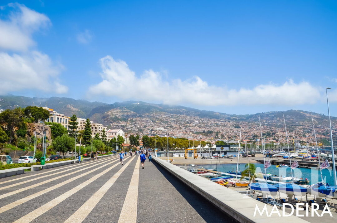 Comience su paseo por el paseo marítimo del Lido en dirección oeste. Este sendero panorámico ofrece hermosas vistas al mar. Deténgase en el mirador del Lido para disfrutar de las vistas panorámicas. Para una relajante experiencia acuática, visite el Complexo Balnear do Lido o las Piscinas Naturales de Doca do Cavacas. Continúe por el Túnel das Poças do Gomes, que conduce a la playa de arena rocosa de Formosa. Aquí puedes conectarte con el Promenade da Praia Formosa para dar un refrescante paseo junto a la playa.