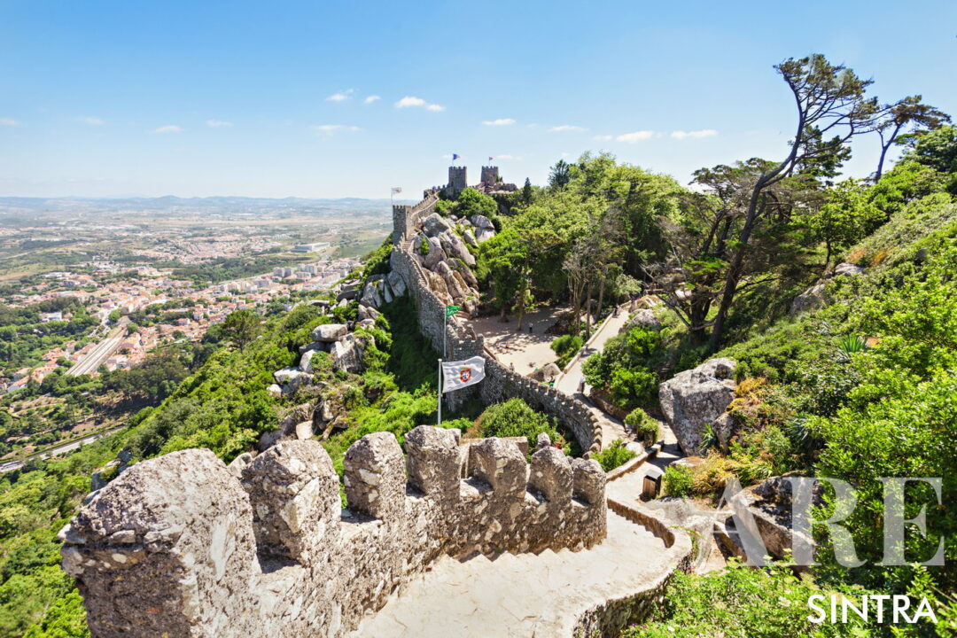 Ubicado en Sintra, en lo alto de una elevación de 466 metros, el Castelo dos Mouros de los siglos VIII y IX ofrece vistas panorámicas del paisaje y ejemplifica la arquitectura militar morisca con ruinas y torres de vigilancia conservadas, que resumen la importancia histórica y el encanto natural de la zona.