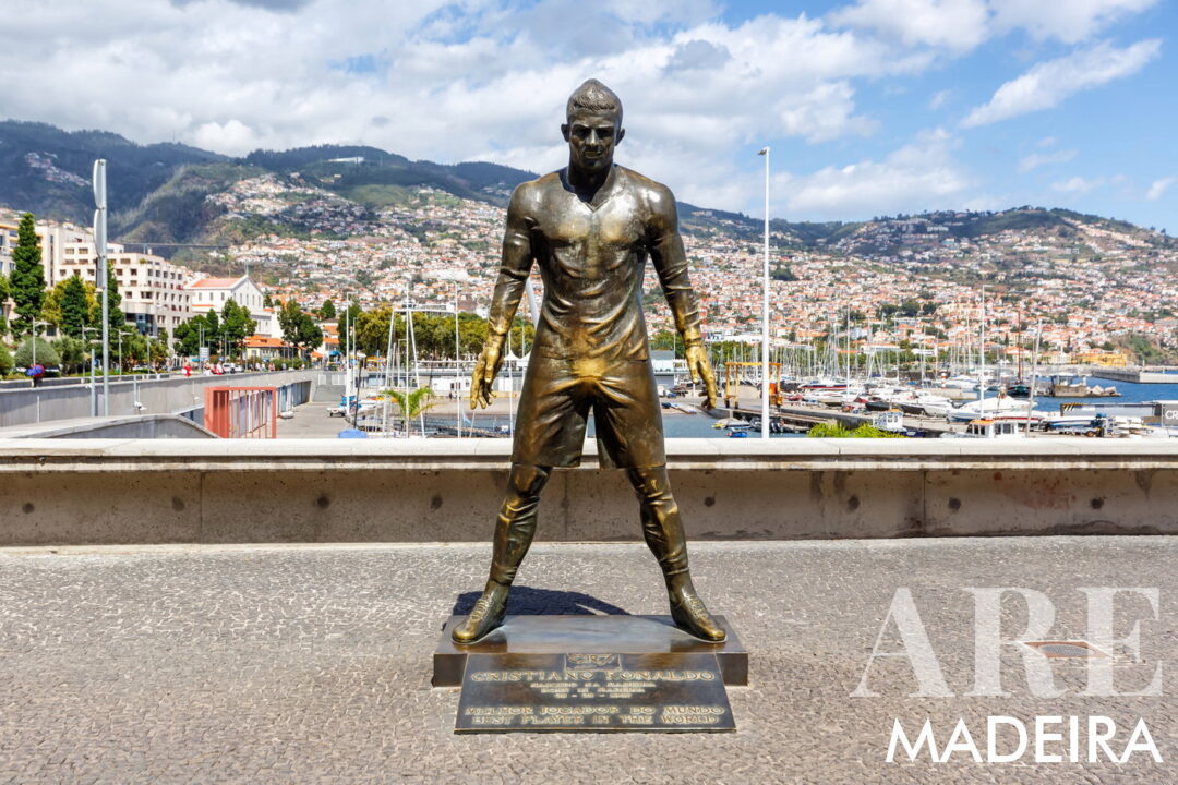 En la zona centro de Funchal, puedes visitar la <strong>Estatua de Cristiano Ronaldo</strong> y el <strong>Museo CR7</strong>, dedicado al famoso futbolista, una visita obligada si eres un entusiasta del deporte. Pase por la <strong>Terminal de Cruceros de Funchal</strong> para ver impresionantes cruceros atracando y disfrutar de la bulliciosa actividad marítima. Camine por el <strong>Marina do Funchal</strong> para ver varios barcos y yates, y tal vez realice un recorrido en barco para explorar la costa. Continúe hasta la <strong>Praça do Povo</strong>, una plaza popular que alberga diversos eventos y ofrece un ambiente vibrante. Finalmente, explore el <strong>Museu de Electricidade Casa da Luz</strong>, que muestra la historia de la electricidad en Madeira, y finalice su camino en el <strong>Forte São Tiago</strong>.