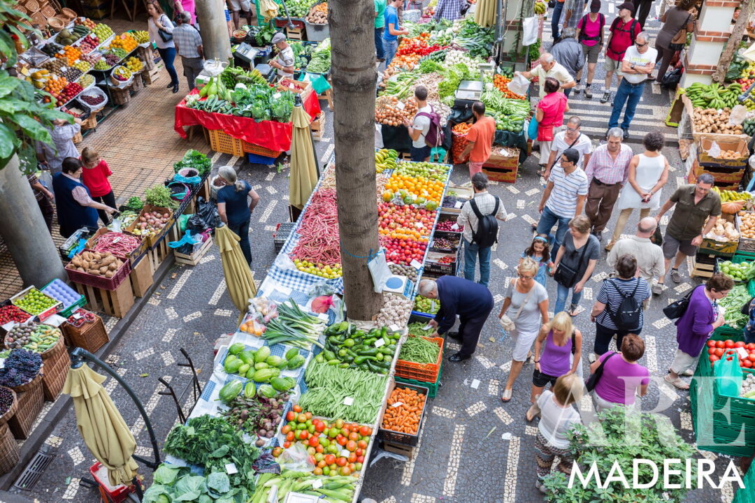 Si le gusta ir de compras, pasee por los negocios locales y visite el <strong>Farmers Market</strong> para sentir el aroma de las frutas y flores locales. Visite <strong>Blandys Wine Lodge</strong> para ir de compras y degustar vinos, donde podrá aprender y degustar el vino de Madeira. Concluya su recorrido en <strong>Forum Madeira Shopping</strong>, un moderno centro comercial que ofrece una variedad de tiendas, opciones gastronómicas y entretenimiento.