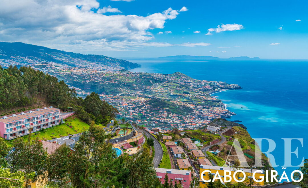 A passadeira localiza-se na costa sul da Madeira. Oferece vistas deslumbrantes sobre o oceano, as falésias e a cidade vizinha de Câmara de Lobos. Fica apenas a 15 minutos de carro do Funchal, a principal cidade.