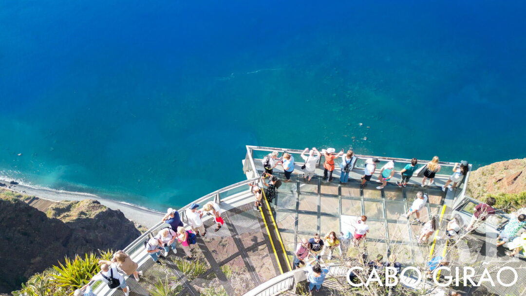 O Cabo Girão Skywalk é uma plataforma de vidro construída no topo de uma falésia muito alta, a mais alta da Europa. É como caminhar no ar porque se consegue ver através do chão até ao oceano, 580 metros abaixo.