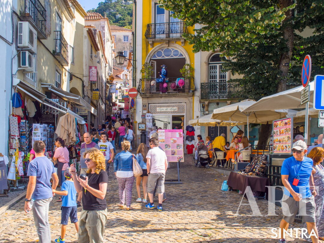 <em>El centro de la ciudad de Sintra cuenta con caminos adoquinados y pintorescas calles bordeadas de colores pastel.</em>