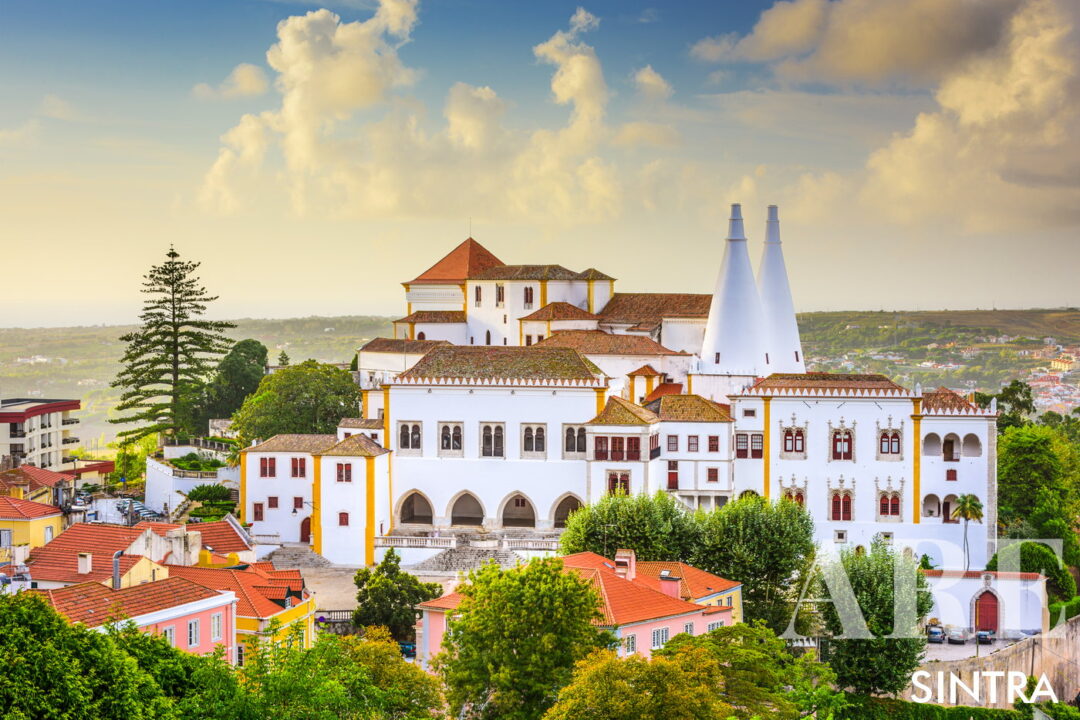 El Palacio Nacional de Sintra, marcado por sus icónicas chimeneas cónicas gemelas, se erige como una histórica residencia real en el corazón de Sintra.