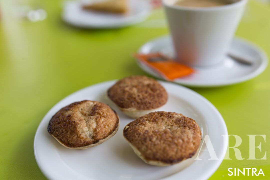 Queijadas da Sapa son pasteles portugueses de Sintra rellenos de requesón, azúcar, yemas de huevo, harina y canela, envueltos en una masa simple de harina y sal.
