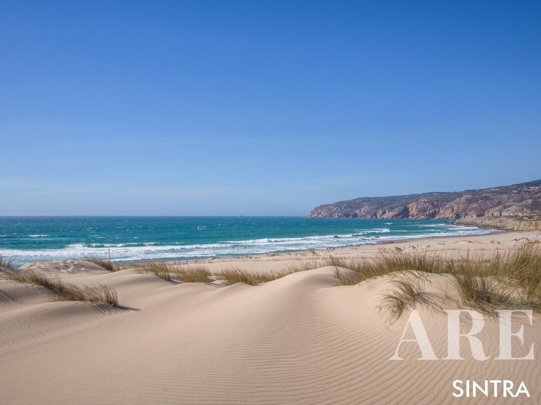 La playa de Guincho, de camino a Cascais, es reconocida como uno de los principales destinos de windsurf y kitesurf de Portugal.