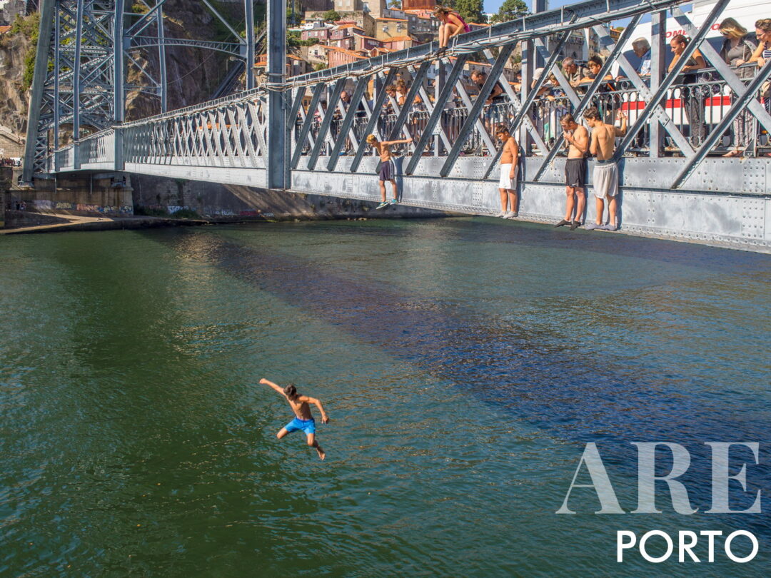 Adolescentes saltando desde el puente Dom Luís I hasta el río