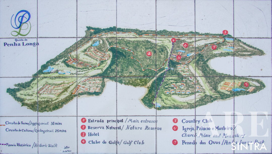 <em>Penha Longa</em><br>Foto de un mapa en mosaico que representa Penha Longa, destacando su reserva natural, el hotel club 'Golf Country Club', una iglesia, un palacio, un monasterio y otras atracciones.
