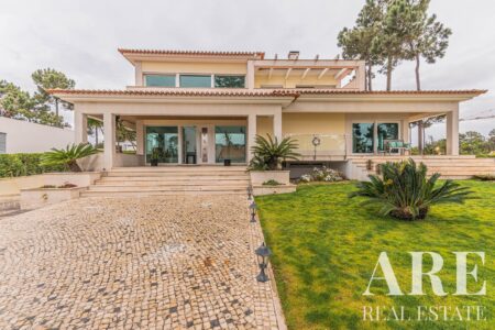 Villa for sale in Aroeira, Almada