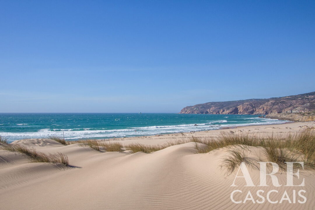 Playa Guincho, una de las playas de windsurf y kitesurf más reconocidas de Portugal