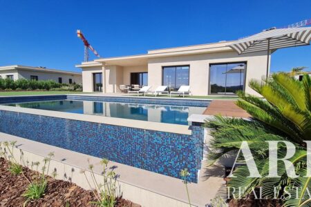 Villa for sale in Quinta de Faro, Faro, Algarve