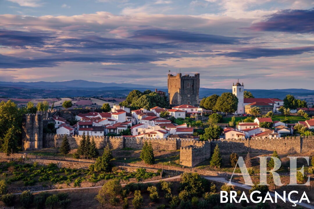 Bragança es conocida por su rica historia y su arquitectura medieval conservada. Bragança, única por su castillo y murallas bien conservadas en el centro histórico, ofrece una visión del pasado feudal de Portugal. La ciudad también destaca por su proximidad al Parque Natural de Montesinho.