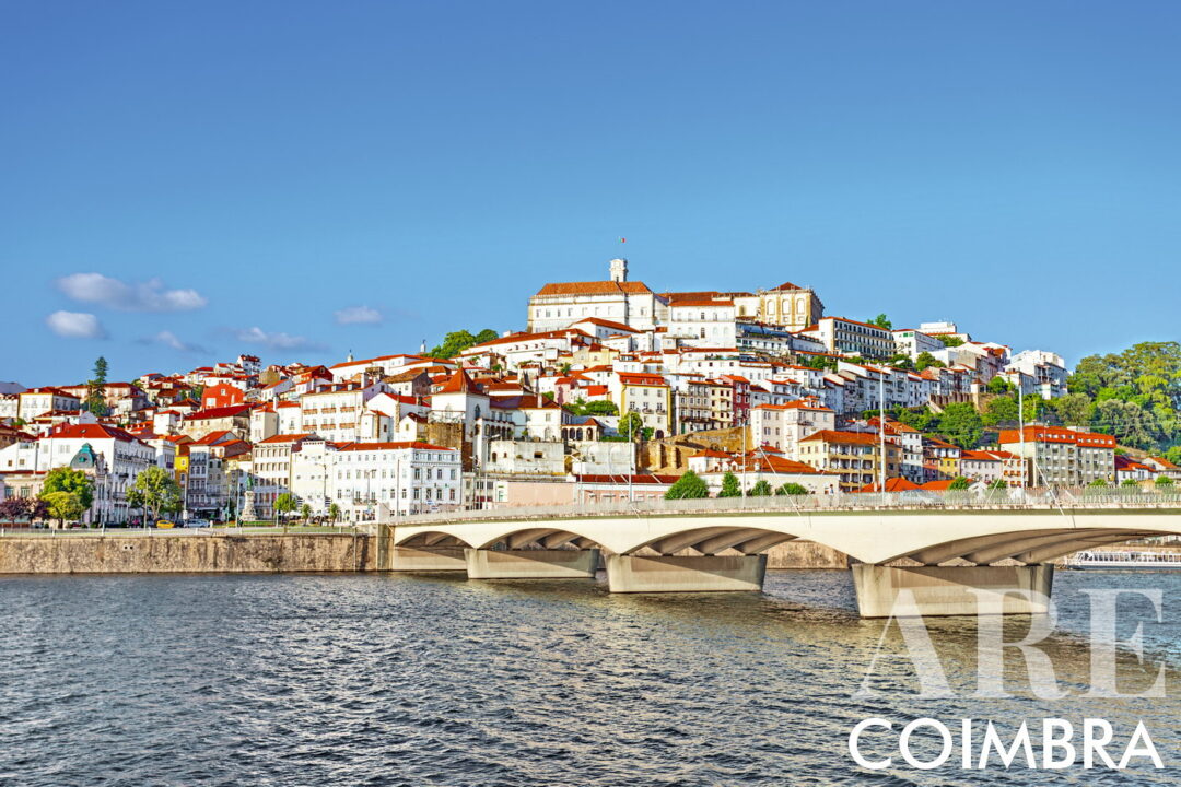Vue de la ville de Coimbra depuis la rive sud du fleuve Mondego, avec le pont de Santa Clara. Au sommet de la ville, on peut voir la tour de l'horloge et les bâtiments de l'Université de Coimbra. Fondée en 1290, l'Université de Coimbra est la plus ancienne université du Portugal, et l'une des plus anciennes au monde !