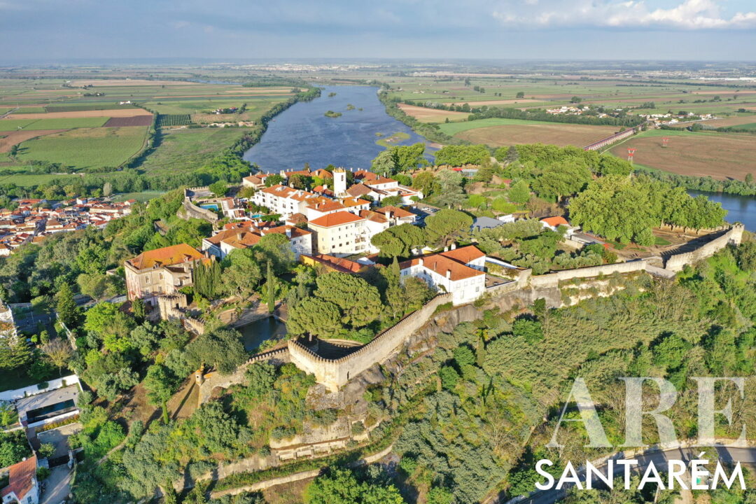 Santarém, vista del castillo, las marismas, el río Tajo y el puente Dom Luís I