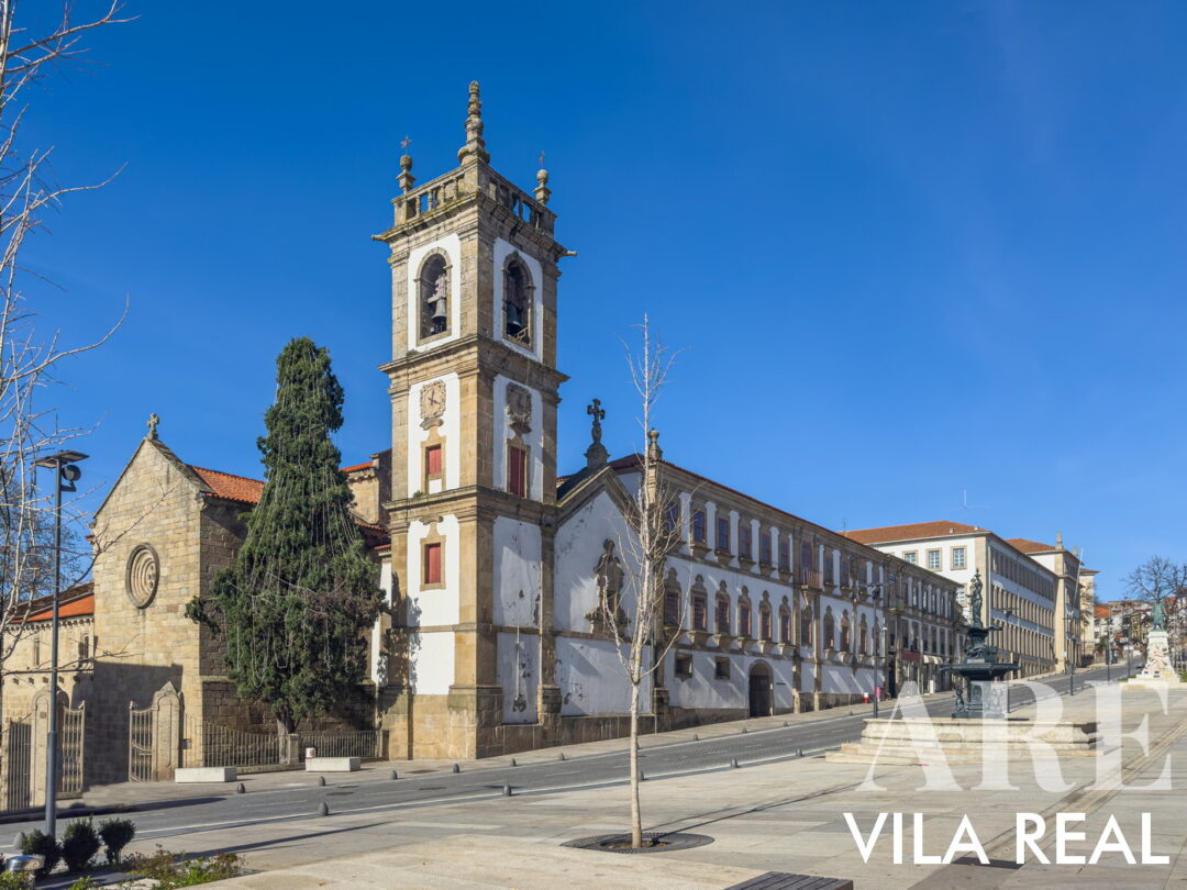 Vila Real es conocida por el cercano Parque Natural de Alvão y el famoso Valle del Duero, famoso por sus viñedos en terrazas. Arquitectónicamente, Vila Real presenta una variedad de mansiones barrocas, siendo el Palacio Mateus el ejemplo más notable. En esta imagen Catedral de Vila Real en el centro de la ciudad